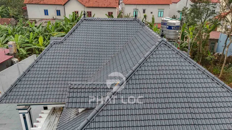 So Sánh Tôn Nhựa Sóng Ngói Và Ngói Truyền Thống: Vật Liệu Nào Là Sự Tối Ưu Cho Mọi Công Trình?
