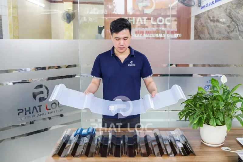 Tôn Nhựa Lấy Sáng Loại Nào Tốt? So Sánh Chi Tiết Polycarbonate, FRP, Composite và Acrylic