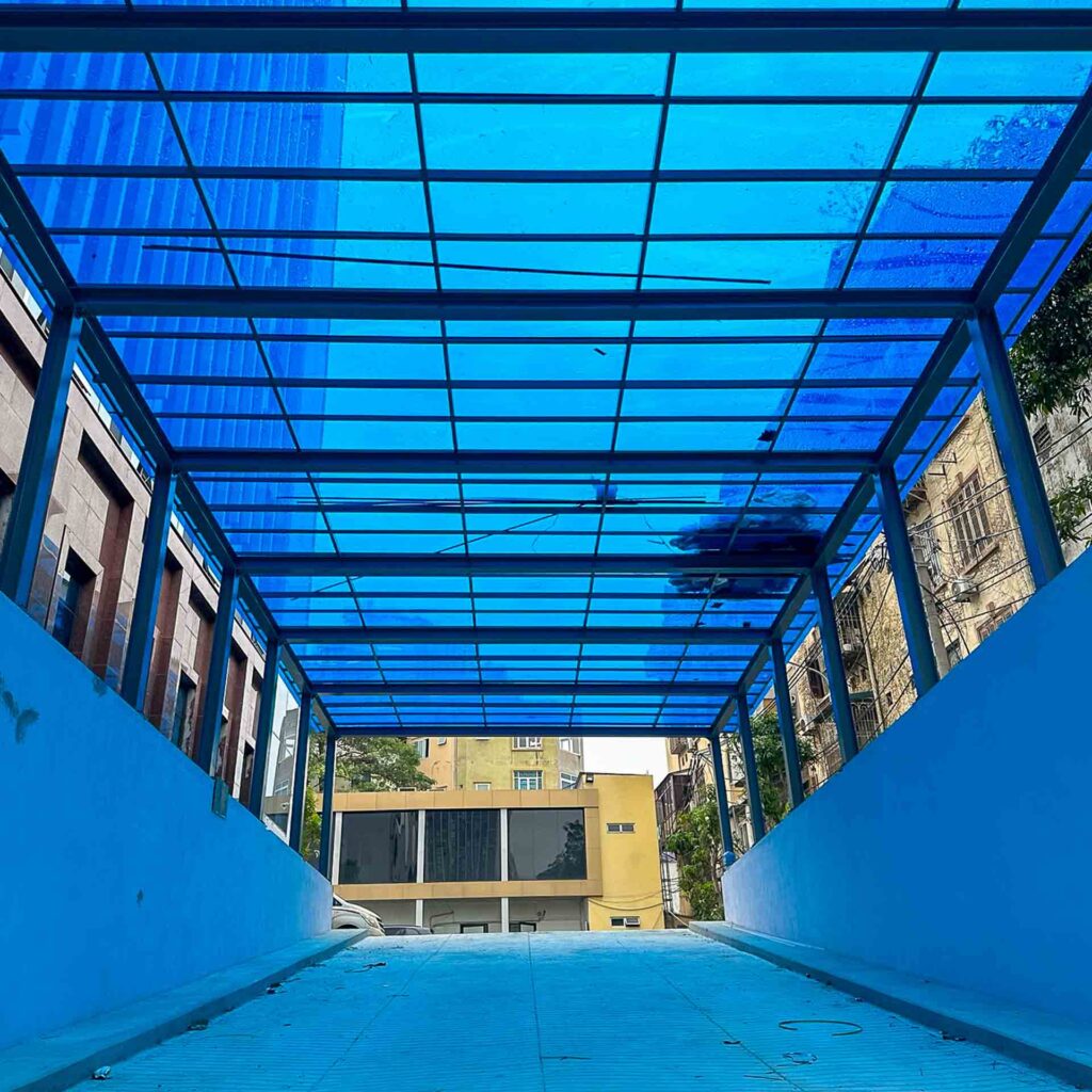 Tôn nhựa trong suốt Polycarbonate ứng dụng cho hầm gửi xe