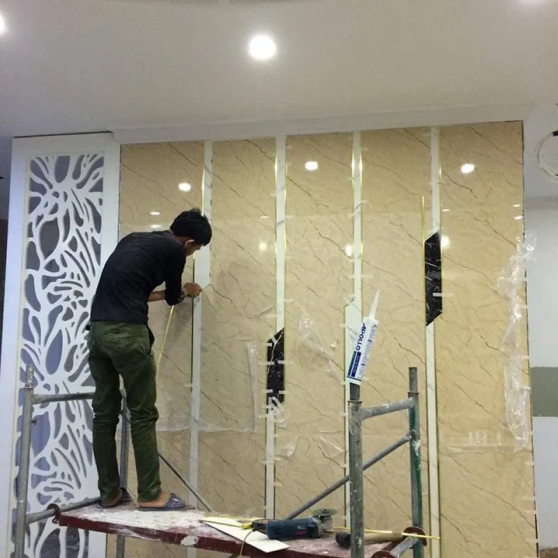 Có nên dùng tấm nhựa ốp tường chống ẩm không?