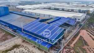 Tôn Lợp Mái Nhà Xưởng Loại Nào Tốt Hơn: Nhựa Hay Kim Loại?