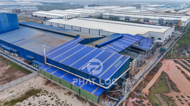 Tôn Lợp Mái Nhà Xưởng Loại Nào Tốt Hơn: Nhựa Hay Kim Loại?