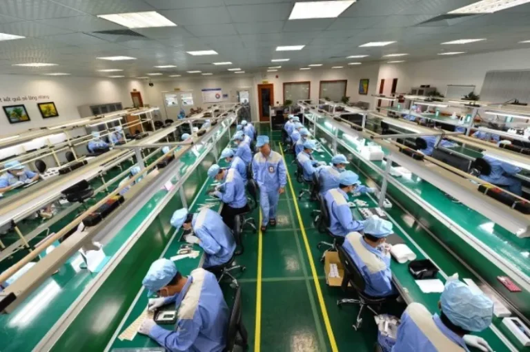 Trong nhà máy điện tử và phòng sạch