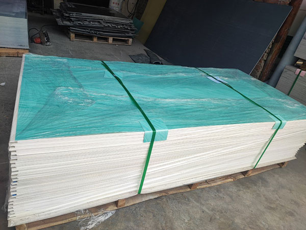Lý do nên hợp tác trực tiếp với nhà máy sản xuất ván nhựa PVC mỏng thay vì qua đại lý