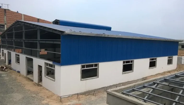 Trại chăn nuôi, nhà máy chế biến thực phẩm – Yêu cầu vệ sinh và cách nhiệt tốt