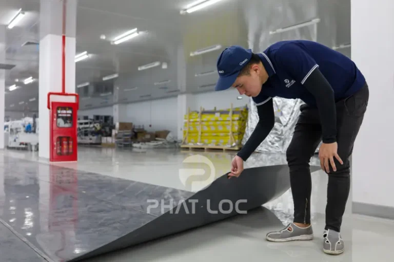 Ứng Dụng Tấm Cao Su PVC Trong Công Nghiệp: 6+ Lĩnh Vực Nổi Bật Nhất Hiện Nay