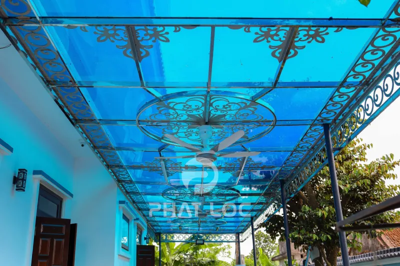 So Sánh Giá Tấm Nhựa Polycarbonate 2025 – Cập Nhật Đầu & Cuối Năm, Ưu Đãi Mua Sỉ/Lẻ, Chiết Khấu 20%! 1 Công Ty Tnhh Vật Liệu Nhiệt Phát Lộc Tại sao giá tấm nhựa lấy sáng Polycarbonate thay đổi?