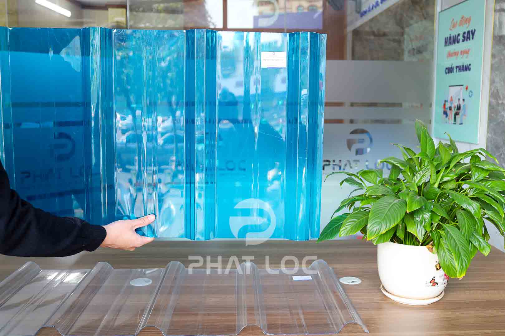 Cập Nhật Giá Tấm Polycarbonate Màu Xanh Dương 0.8–10mm, 5–11 Sóng | Giảm 20% Tháng 11/2025