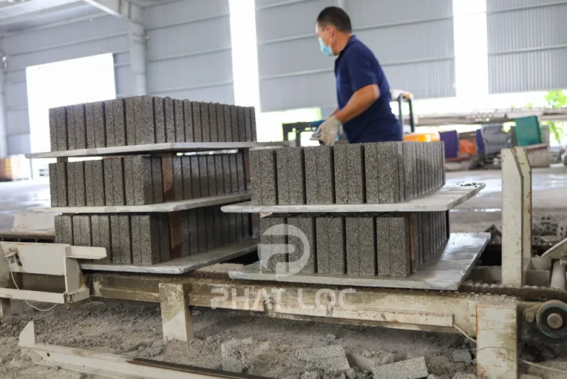 So Sánh Máy Ép Gạch Không Nung Tự Động Và Bán Tự Động: Tính Năng, Ứng Dụng & Giá Mới 2025 2 Công Ty Tnhh Vật Liệu Nhiệt Phát Lộc Máy ép gạch không nung bán tự động