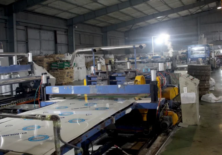 Dịch Vụ Gia Công Tấm Nhựa PVC Theo Yêu Cầu Cho Doanh Nghiệp, Nhà Máy – Cập Nhật Giá 2026 2 Công Ty Tnhh Vật Liệu Nhiệt Phát Lộc Các phương pháp Gia Công Tấm Nhựa PVC