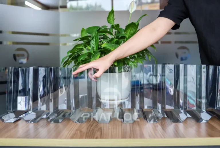 Báo Giá Tôn Lấy Sáng 9 Sóng Polycarbonate 2026 | Độ Dày 0.8–2mm – Gia Công Theo Công Trình 5 Công Ty Tnhh Vật Liệu Nhiệt Phát Lộc So sánh Tôn Lấy Sáng 9 Sóng với các giải pháp lấy sáng khác