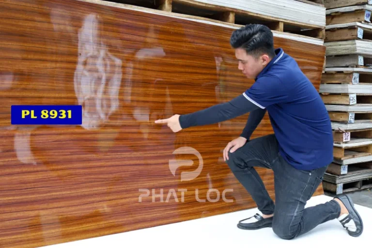 Top 4+ Nhựa Ốp Tường Vân Gỗ Cao Cấp Đáng Chọn Năm 2026 2 Công Ty Tnhh Vật Liệu Nhiệt Phát Lộc Mẫu 1 – Nhựa Ốp Tường Vân Gỗ nâu đậm sang trọng