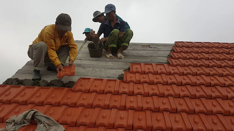 6+ Giải Pháp Xử Lý Mái Ngói Bị Dột Hiệu Quả Theo Từng Mức Độ 2 Công Ty Tnhh Vật Liệu Nhiệt Phát Lộc Thay ngói nứt, vỡ