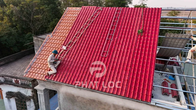 Top Vật Liệu Thay Thế Mái Ngói Cũ Hiệu Quả Nhất Năm 2026 3 Công Ty Tnhh Vật Liệu Nhiệt Phát Lộc Vì sao ngói nhựa PVC/ASA trở thành xu hướng thay thế mái ngói cũ?
