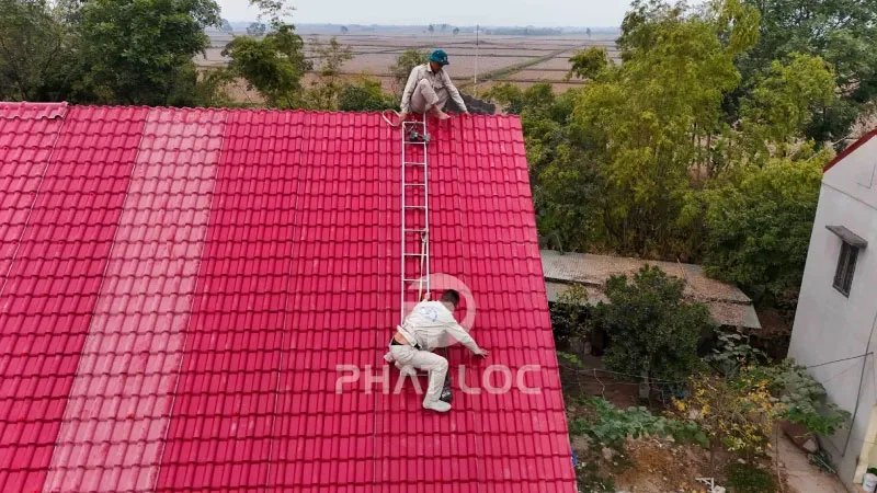 Tiền Công Lợp Mái Ngói Nhà Ở, Biệt Thự Bao Nhiêu? Cập Nhật Giá 2026 2 Công Ty Tnhh Vật Liệu Nhiệt Phát Lộc Vì Sao Tiền Công Lợp Mái Ngói PVC/ASA Thấp Hơn?