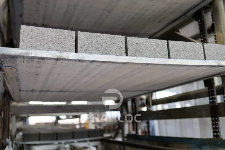 Giá Pallet PVC Tháng 08/2026 Mới Nhất – Ưu Đãi Chiết Khấu Cao Cho Nhà Máy Gạch Không Nung 1 Công Ty Tnhh Vật Liệu Nhiệt Phát Lộc Các yếu tố ảnh hưởng đến Giá Pallet PVC Tháng 08/2026