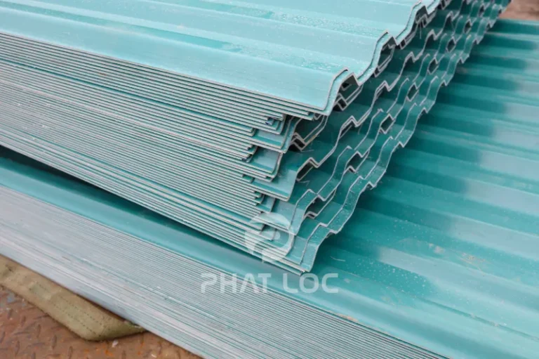 Bảng Giá Tôn Nhựa 08/2026 Mới Nhất – Ưu Đãi, Chiết Khấu Tốt Quý III 1 Công Ty Tnhh Vật Liệu Nhiệt Phát Lộc Những yếu tố ảnh hưởng đến Giá Tôn Nhựa Tháng 08/2026