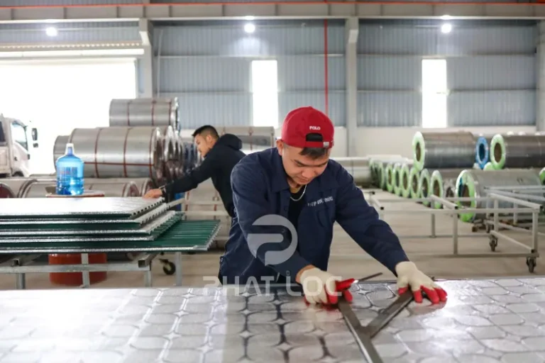 Báo Giá Màng Bạc Phủ Tôn Xốp PU Theo Yêu Cầu – Cập Nhật 2026 6 Công Ty Tnhh Vật Liệu Nhiệt Phát Lộc Tại sao nên chọn Màng Bạc Phủ Tôn Xốp tại Phát Lộc?