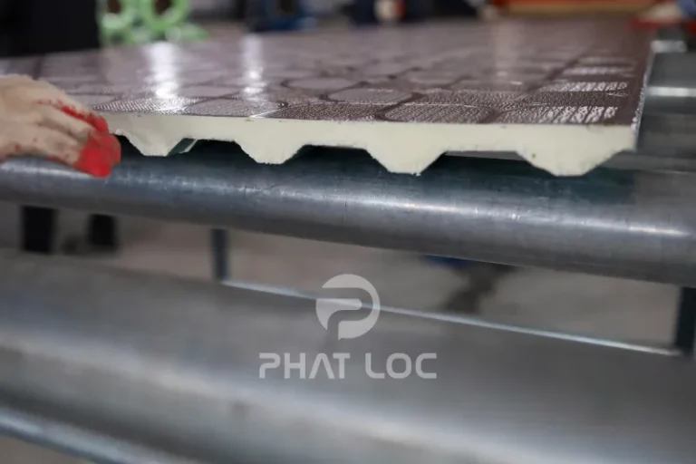 Báo Giá Màng Bạc Phủ Tôn Xốp PU Theo Yêu Cầu – Cập Nhật 2026 1 Công Ty Tnhh Vật Liệu Nhiệt Phát Lộc Yếu tố ảnh hưởng đến Giá Màng Bạc Phủ Tôn Xốp