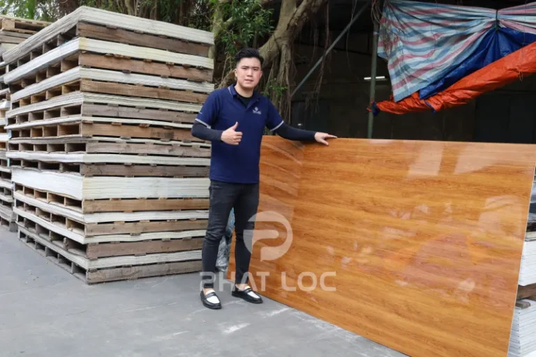 Giá Nhựa Ốp Tường Vân Gỗ PVC Tháng 08/2026 – Chiết Khấu Đến 30% Cho Công Trình 4 Công Ty Tnhh Vật Liệu Nhiệt Phát Lộc Cách Tính Số Lượng Tấm Nhựa Ốp Tường Vân Gỗ Cần Mua