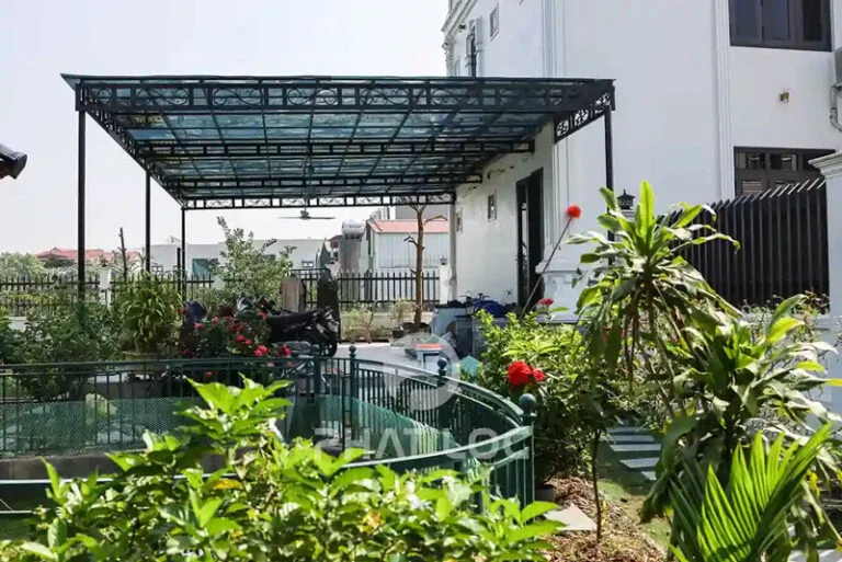 Giá Tấm Poly Xám Khói 08/2026 Mới Nhất – Chiết Khấu Đến 30% 2 Công Ty Tnhh Vật Liệu Nhiệt Phát Lộc Nhà ở – mái hiên – sân thượng