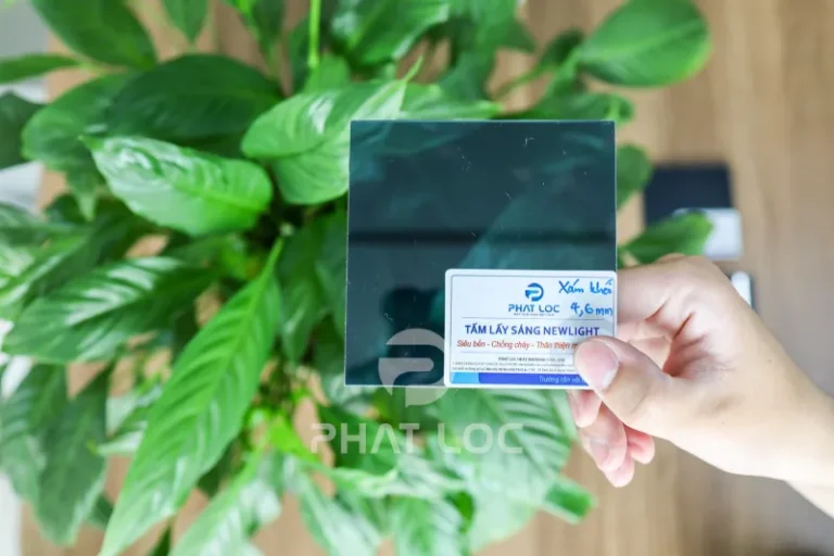 Giá Tấm Poly Xám Khói 08/2026 Mới Nhất – Chiết Khấu Đến 30% 1 Công Ty Tnhh Vật Liệu Nhiệt Phát Lộc Tấm Poly Xám Khói Có Ưu Điểm Gì Khi Lợp Mái?