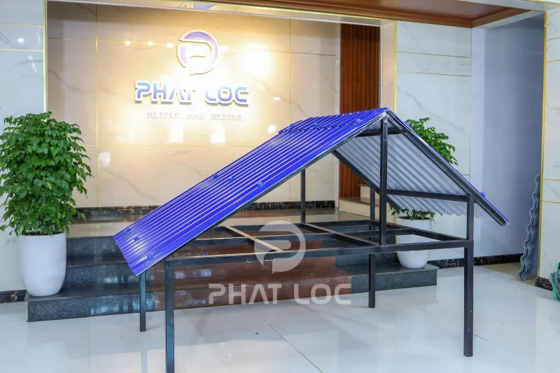 Báo Giá & Lắp Đặt Tôn Nhựa Bắc Ninh Tận Nhà Máy – Tư Vấn, Chiết Khấu Đến 30% 1 Công Ty Tnhh Vật Liệu Nhiệt Phát Lộc Vì Sao Tôn Nhựa PVC/ASA Phù Hợp Với Công Trình Tại Bắc Ninh?