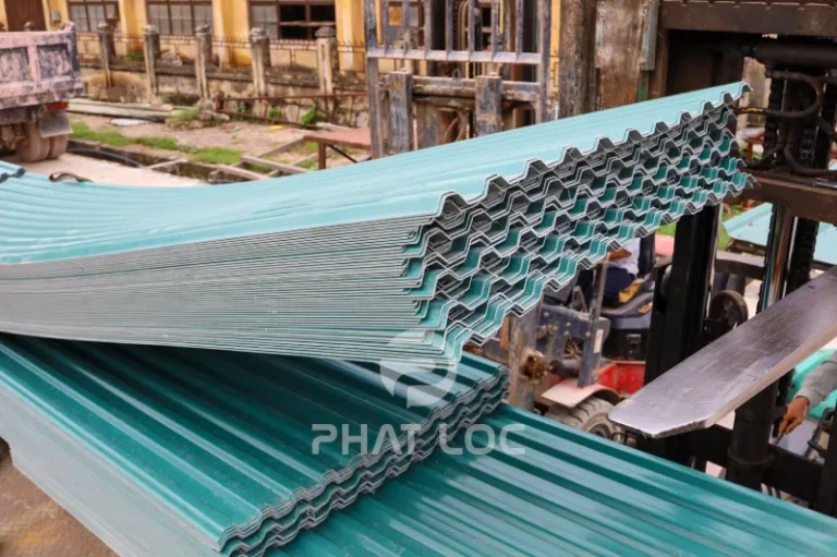 Giá Tôn Nhựa Xanh 08/2026 Mới Nhất: Ưu Đãi Giảm Đến 30% 1 Công Ty Tnhh Vật Liệu Nhiệt Phát Lộc Vì sao tôn nhựa xanh PVC/ASA được nhiều công trình lựa chọn?
